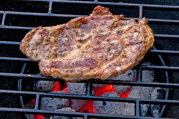 Pescoço de porco assado no churrasco — Fotografia de Stock