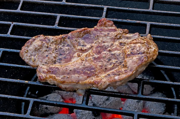 Geroosterde varkensvlees nek op de barbecue — Stockfoto