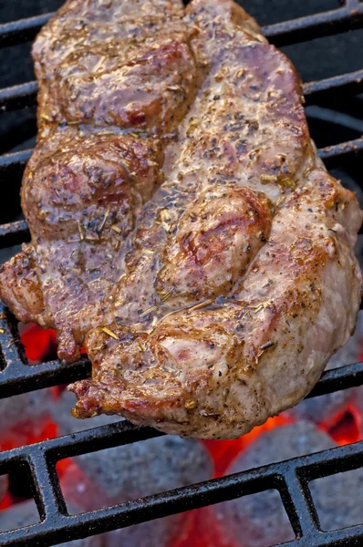 Geroosterde varkensvlees nek op de barbecue — Stockfoto