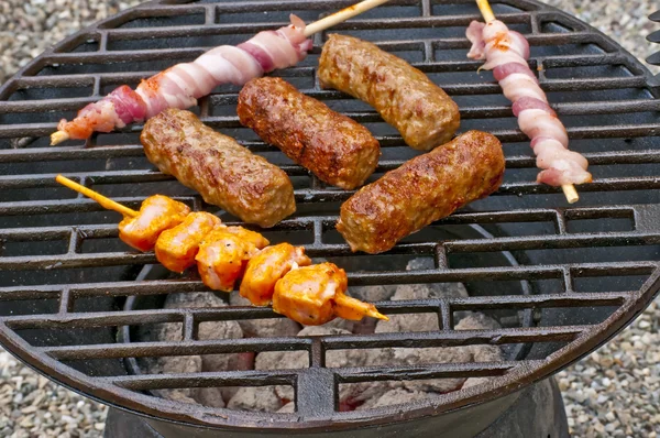 Grill cevapi, a húst nyársra és sonkával — Stock Fotó