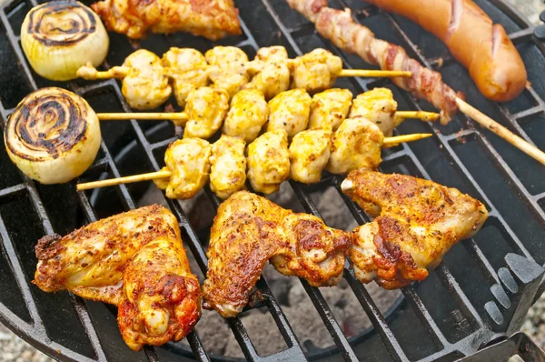 바베 큐 닭 날개, 소 세 지, 고기 꼬치와 햄 — 스톡 사진