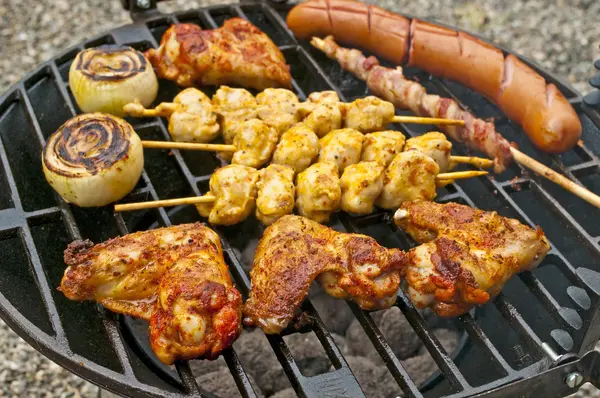 바베 큐 닭 날개, 소 세 지, 고기 꼬치와 햄 — 스톡 사진