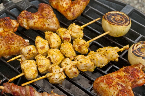 Barbecue con ali di pollo, spiedino di carne e prosciutto — Foto Stock