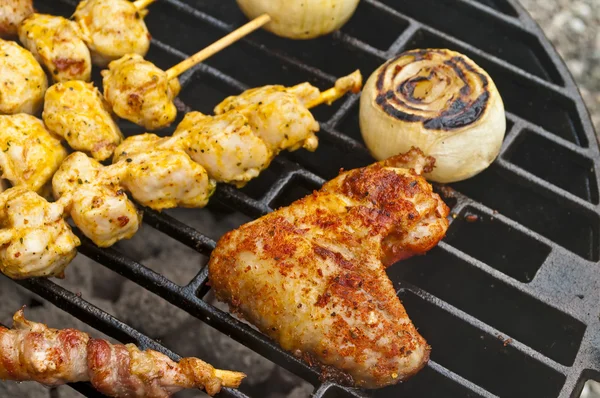 바베 큐 닭 날개, 고기 꼬치와 햄 — 스톡 사진