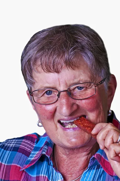 Nonna gode di salsiccia affumicata — Foto Stock