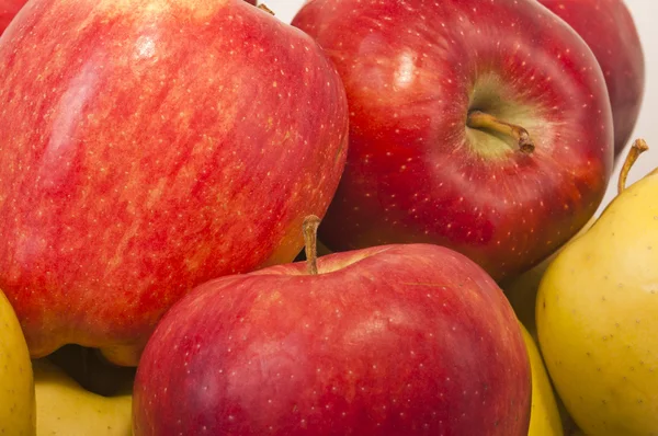 Röda och gula äpplen — Stockfoto