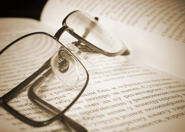 A régi vastag könyvben szemüvegek. — Stock Fotó