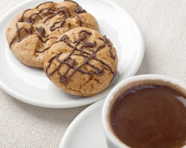 Chocolade koekjes en een kopje koffie — Stockfoto