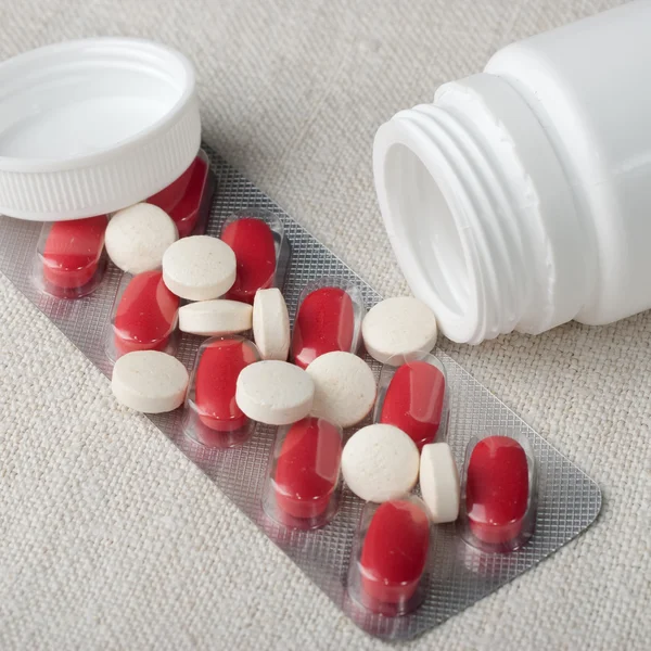 Kolekce medicína tabletky na stole — Stock fotografie
