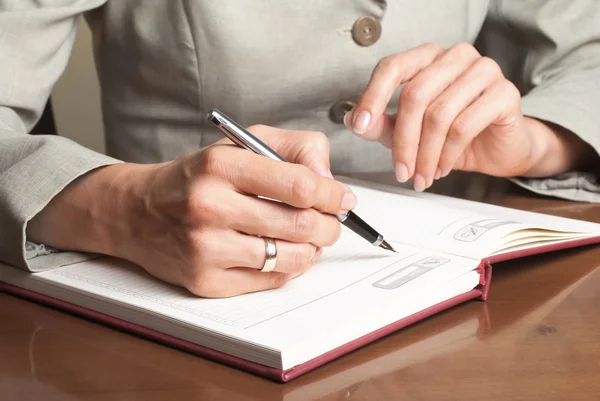Business Woman Escribir con lapicera en bloc de notas —  Fotos de Stock
