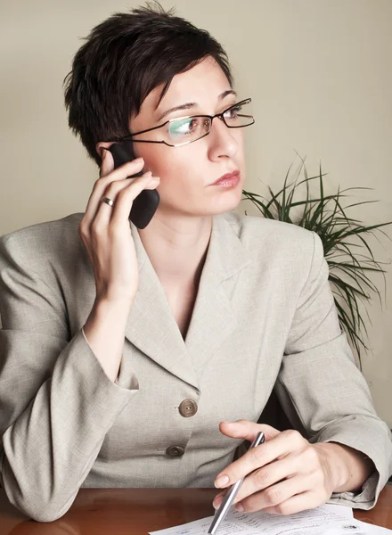 携帯電話で話している女性実業家 ストックフォト