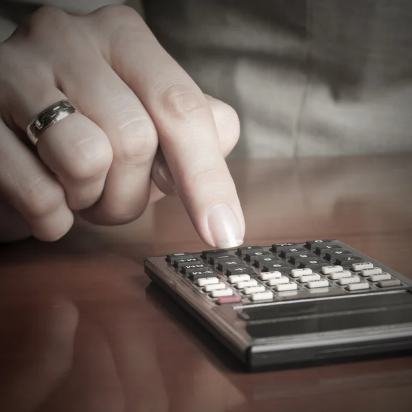 Business woman typing on calculator — Stock Photo, Image