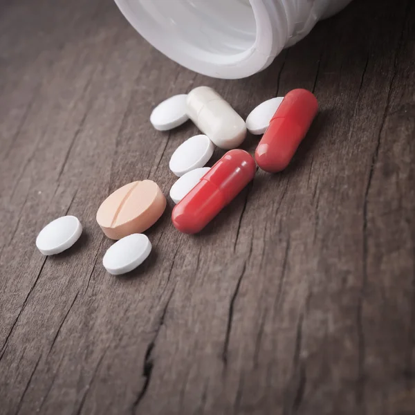Medizin-Pille auf Holztisch. — Stockfoto