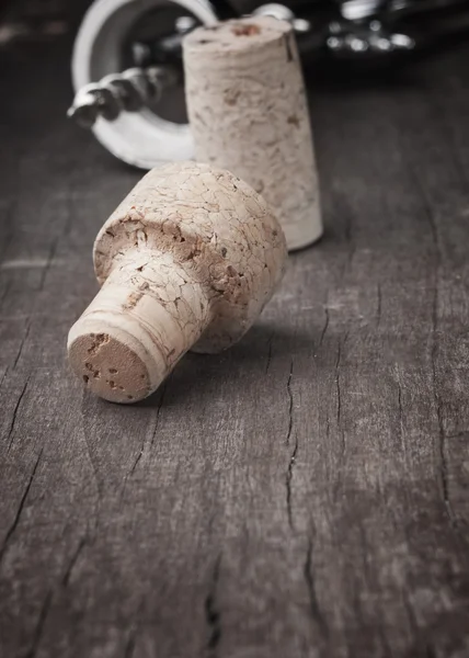 Gebruikt vintage wijnkurken close-up. — Stockfoto
