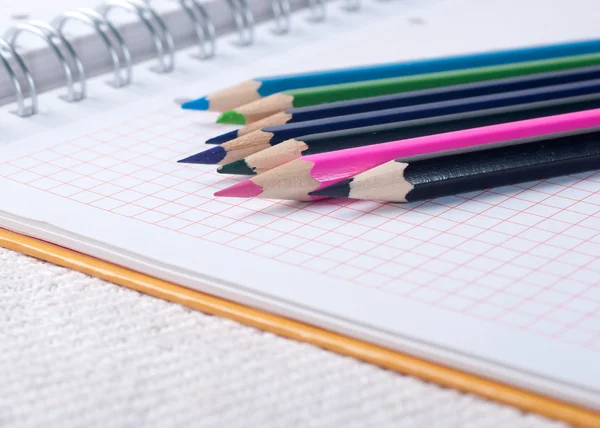 Χρωματιστά μολύβια στο σημειωματάριο — Φωτογραφία Αρχείου