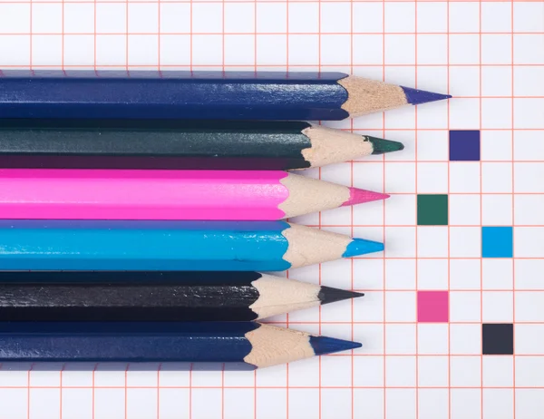 Χρωματιστά μολύβια στο σημειωματάριο — Φωτογραφία Αρχείου