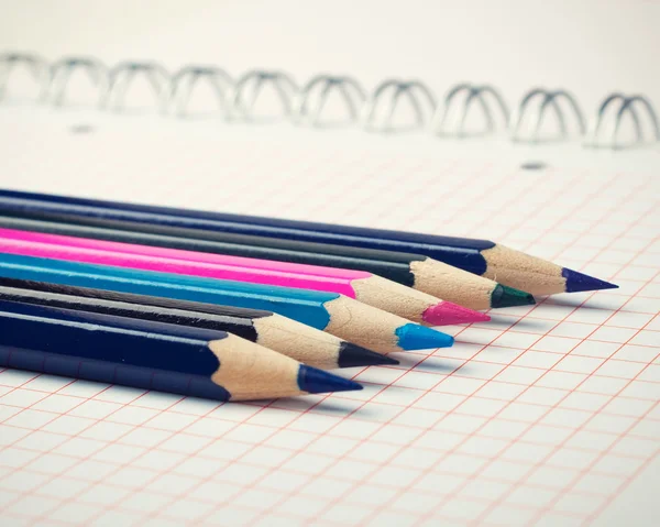 在笔记本上的彩色的铅笔 — 图库照片