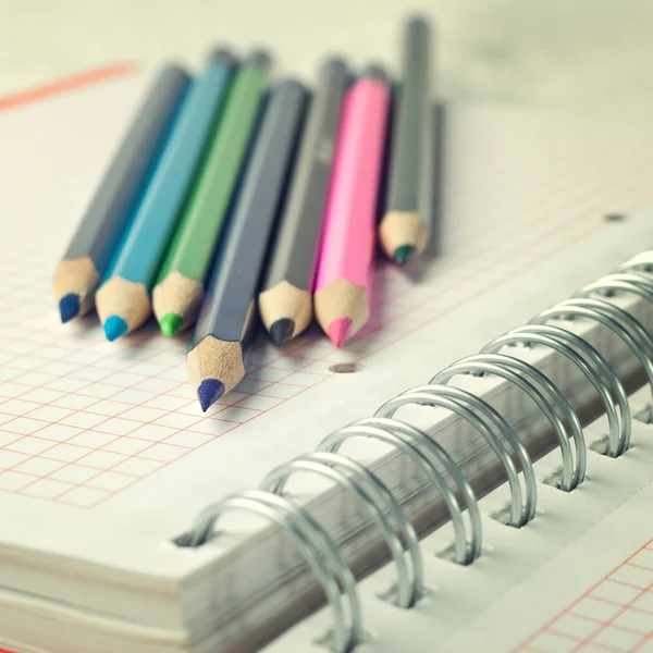 Defter üzerinde renkli kalemler — Stok fotoğraf