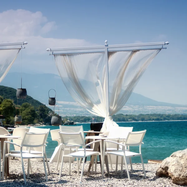 Table et chaises au restaurant de plage — Photo
