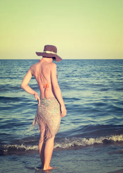 Mulher andando na praia no final da tarde — Fotografia de Stock