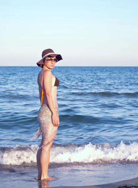 Porträt einer jungen Frau am Strand. — Stockfoto