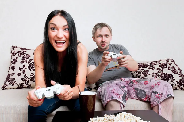 Jovem casal jogar jogo de computador — Fotografia de Stock