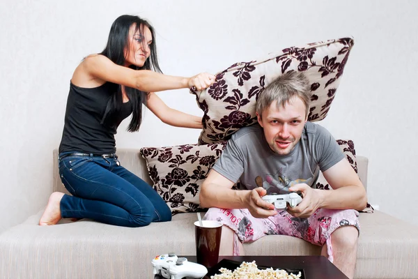 Молода пара сидить на дивані вдома — стокове фото