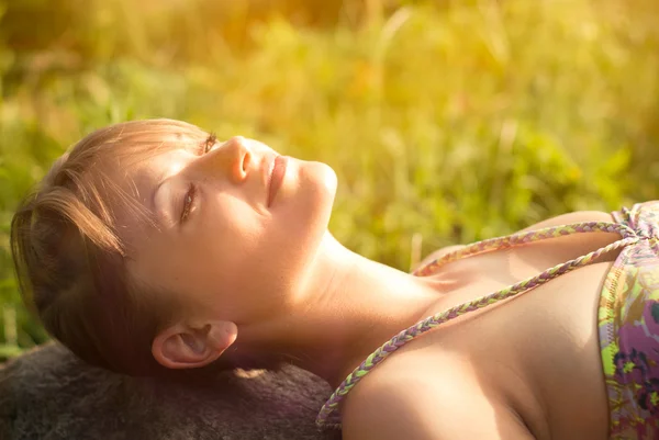 Young woman lying on the stone — Stock Photo, Image