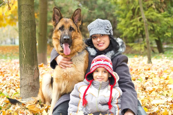 Μητέρα και γιος με σκυλί στο πάρκο — Φωτογραφία Αρχείου