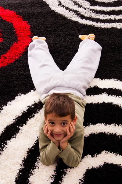 Junge liegt auf dem Teppich — Stockfoto