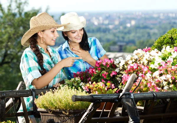 Dvě mladé ženy, zahradnictví — Stock fotografie