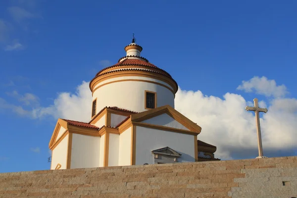 Колоритная католическая церковь — стоковое фото