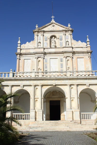 Фасад католицької церкви — стокове фото