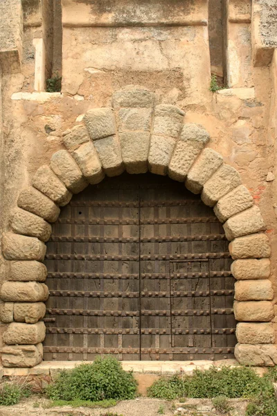 Drzwi zamku średniowiecznego — Zdjęcie stockowe