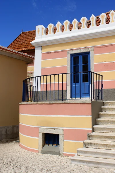 Фасад красочного дома — стоковое фото