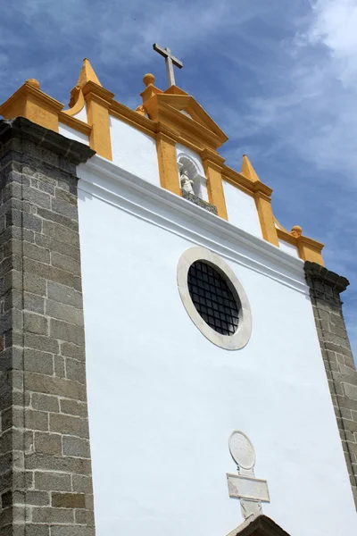 Fasada kościoła katolickiego — Zdjęcie stockowe