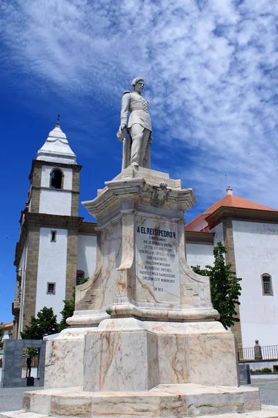 Iglesia católica y estatua — Foto de Stock