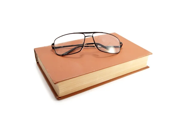 Oud boek en bril — Stockfoto