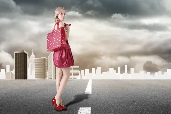 Mujer rubia joven con bolsa de compras —  Fotos de Stock