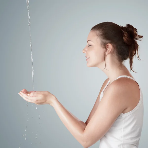 Frau wäscht ihr Gesicht — Stockfoto