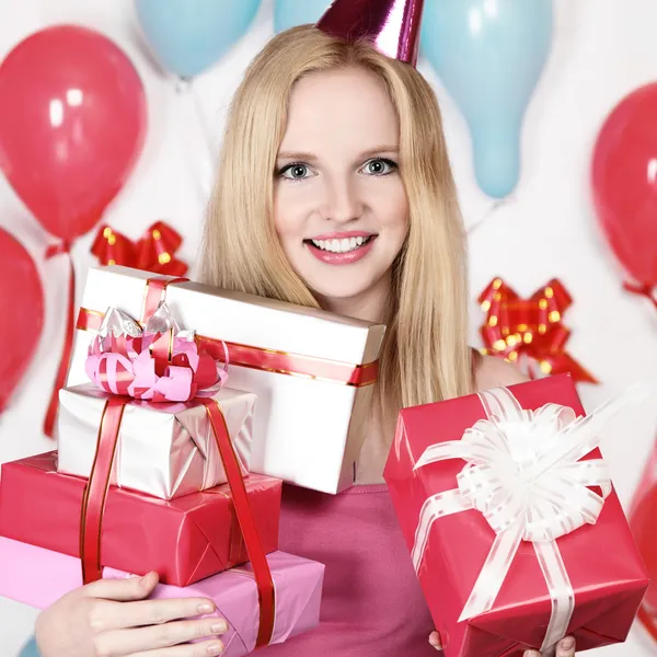 Sexig ung blond tjej håller en gåva — Stockfoto