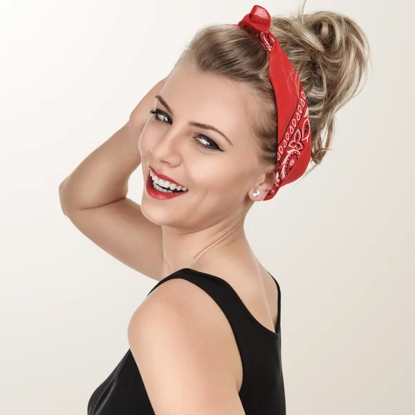 Klassisches Porträt eines jungen blonden Pin-up-Girls im Retro-Stil — Stockfoto