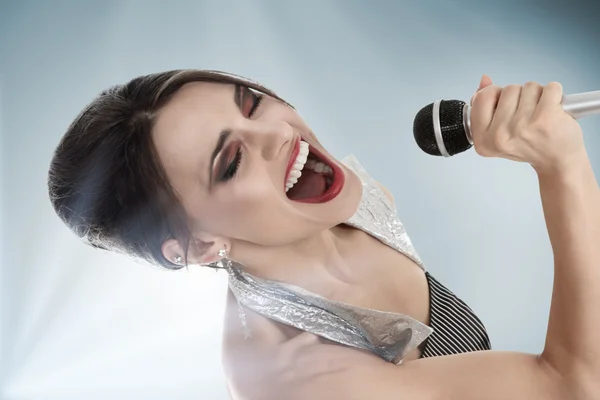Çekici genç kadın şarkıcı — Stok fotoğraf