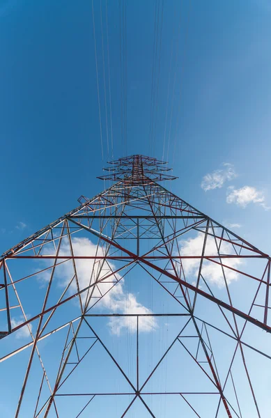 Elektrische transmissie toren (hoogspanningsmast) van onderen. — Stockfoto