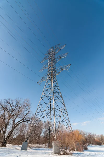 Elektrické přenosové Tower (elektřina pylonu) vedle jezera — Stock fotografie