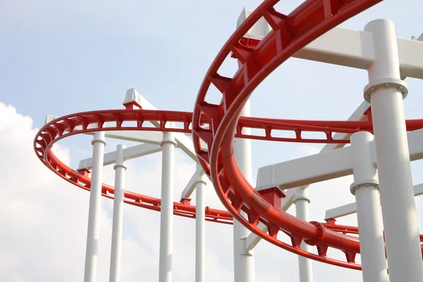 Krzywa czerwony i biały roller coaster. — Zdjęcie stockowe