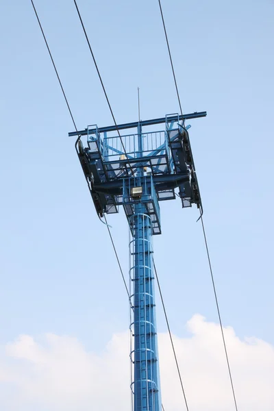 Blauer Mast der Seilbahn. — Stockfoto