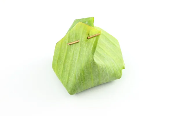 Пакет из бананового листа с бамбуковой палочкой . — стоковое фото