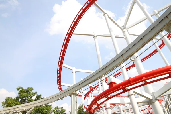 Curve van rode en witte achtbaan spoor. — Stockfoto