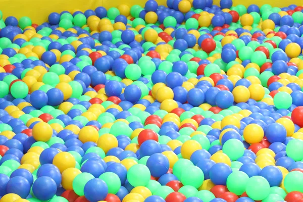 Plast bollar i lekområde för barn. — Stockfoto